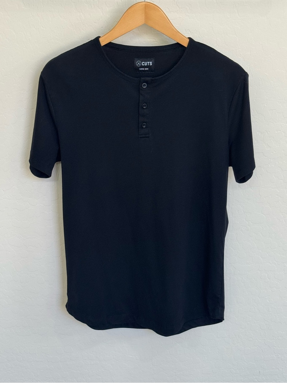 NWOT Cuts Clothing Men's AO Henley Curve-Hem T-Shirt Black Size Large
